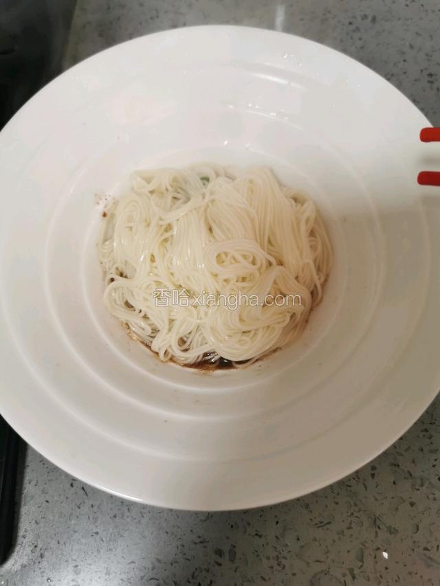 面条盛入料碗里