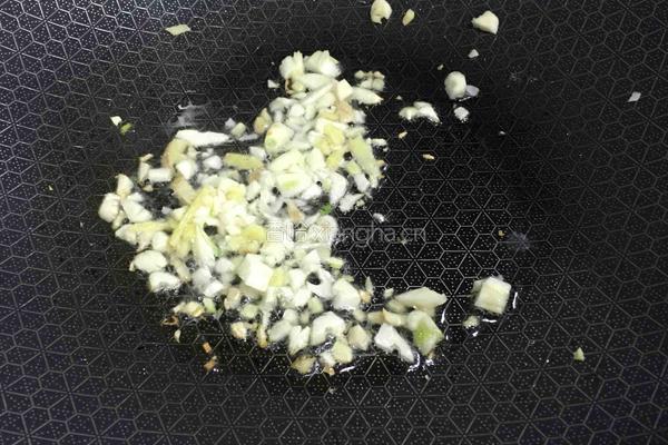 韭菜炒八爪鱼的做法图解4