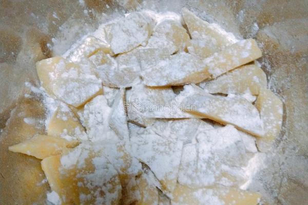 拔丝地瓜的做法图解1