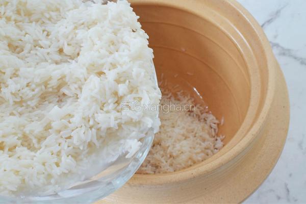 腊肠煲仔饭的做法图解5