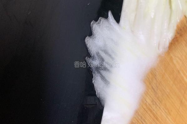白菜猪肉炖粉条的做法图解1