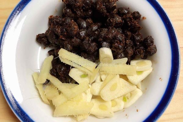 豆豉酥鱼油麦菜的做法图解2
