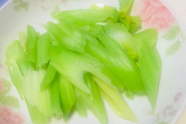 西芹炒素鸡的做法图解2