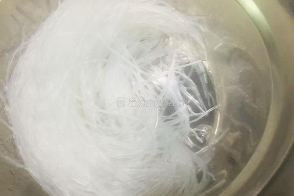 虾仁包菜炒粉丝的做法图解2
