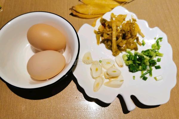 榨菜炒鸡蛋的做法图解1