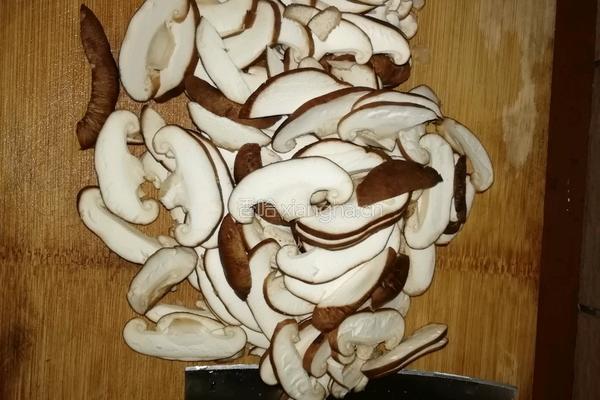 香菇片炒鸡肉的做法图解2