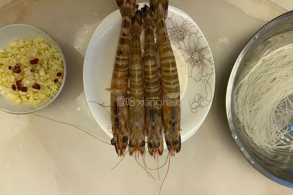 蒜泥粉丝开背竹节虾的做法图解1