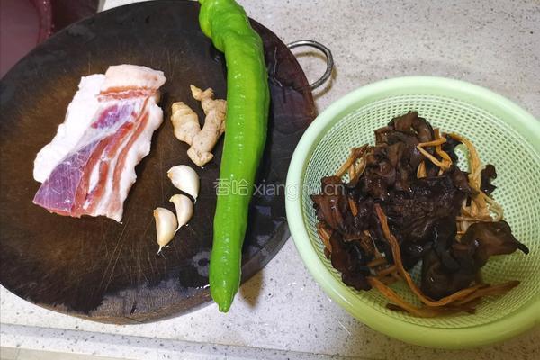 五花肉木耳炒黄花菜的做法图解1