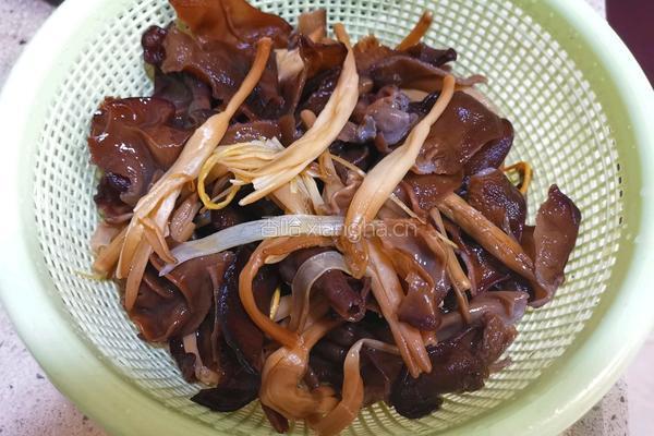 五花肉木耳炒黄花菜的做法图解3