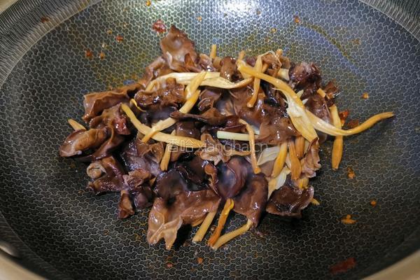 五花肉木耳炒黄花菜的做法图解7