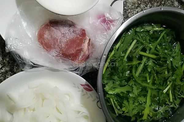 苘蒿瘦肉炒河粉的做法图解1