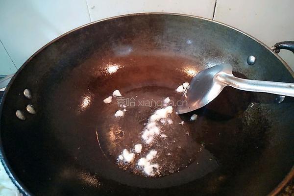 苘蒿瘦肉炒河粉的做法图解3