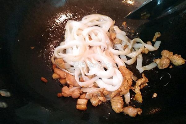 苘蒿瘦肉炒河粉的做法图解5