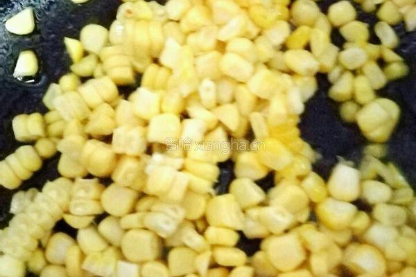 完全没有腥味鲜甜好吃的玉米胡萝卜虾仁的做法图解5