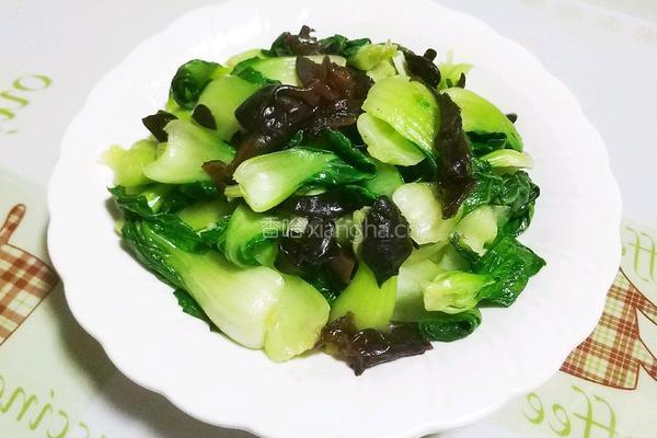 黑木耳炒青菜的做法图解1