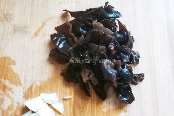 黑木耳炒青菜的做法图解3