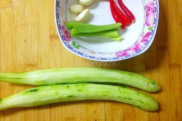 凉拌黄瓜的做法图解1