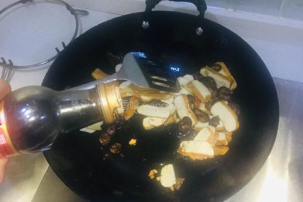 小香菇青椒炒豆干的做法图解7