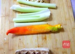 芹菜炒肉的做法图解1