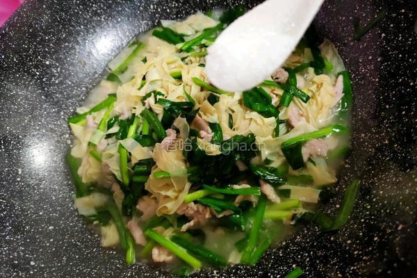 肉丝炒韭菜豆皮丝的做法图解8