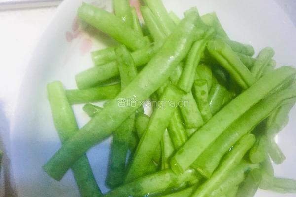 青红椒丝炒四季豆（绝代双椒大战绿林好汉）的做法图解1
