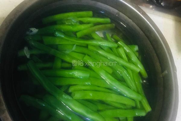 青红椒丝炒四季豆（绝代双椒大战绿林好汉）的做法图解2