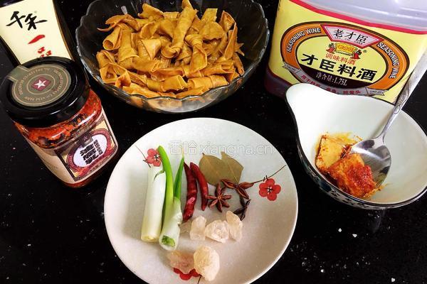 油腐乳红烧肉炖干豆结的做法图解1