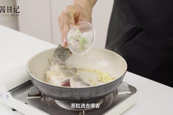红烧鲈鱼（简单快手）的做法图解3