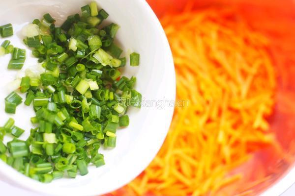 香葱胡萝卜鸡蛋饼的做法图解3