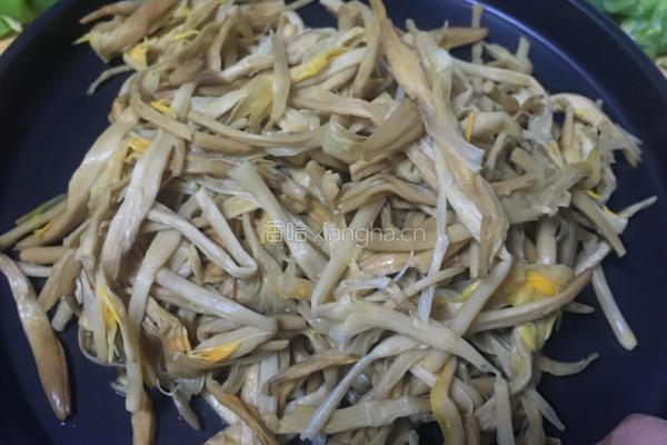黄花菜青椒鸡蛋的做法图解1
