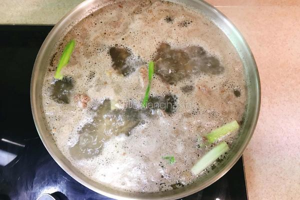 牛尾骨炖萝卜的做法图解5