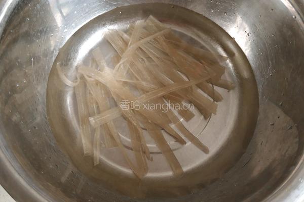 姬松茸茶树菇炖鸡腿的做法图解2