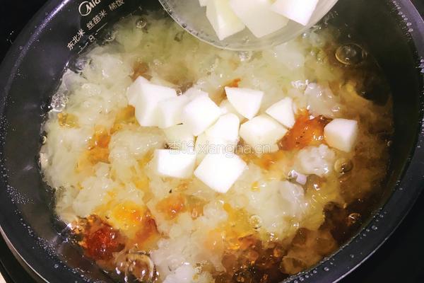 养颜润肺汤（蔓越莓桃胶银耳雪梨汤）的做法图解7
