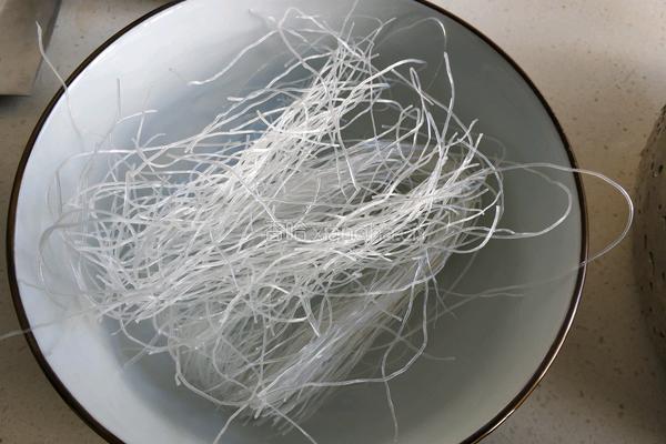 菠菜丸子粉丝汤的做法图解2