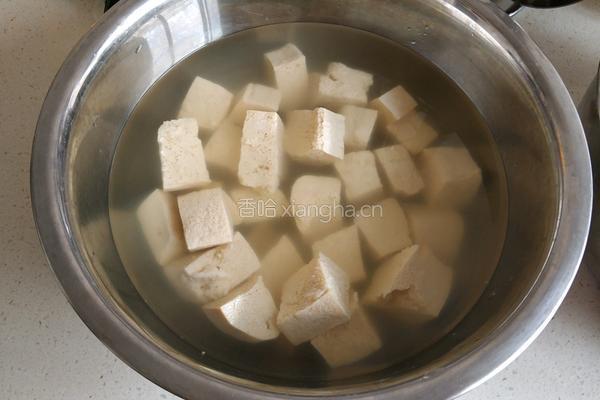 白菜五花肉炖冻豆腐的做法图解1
