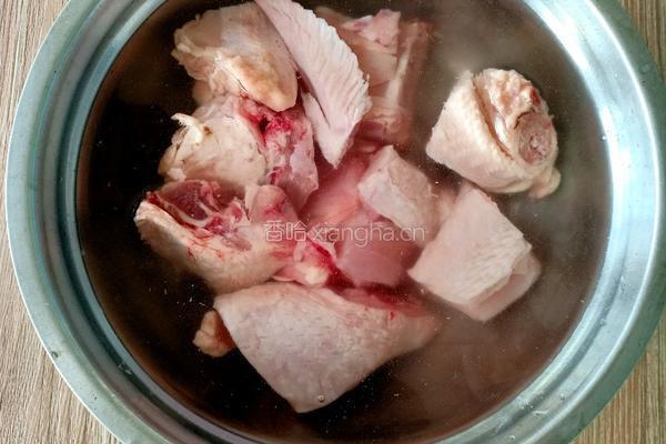 砂锅菌菇鸡汤的做法图解1