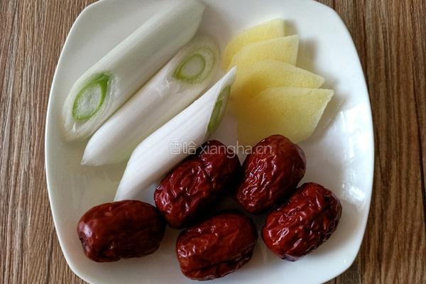 红枣山药煲鸡汤的做法图解4
