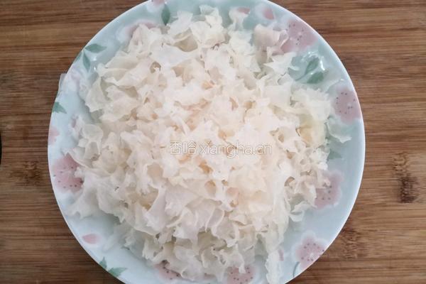 红枣雪梨银耳汤的做法图解2