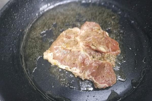豪华牛排干酪三酱有机食蔬汉堡的做法图解4