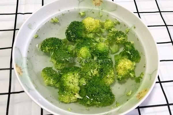 土豆咸笋汤的做法图解2