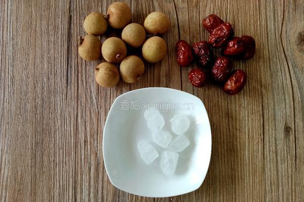红枣桂圆甜汤的做法图解1