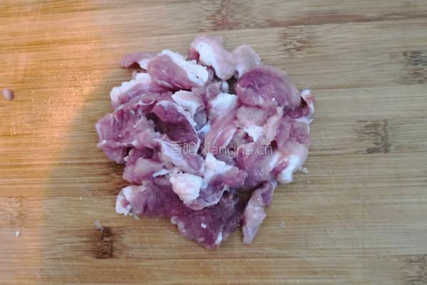 口蘑枸杞瘦肉汤的做法图解3