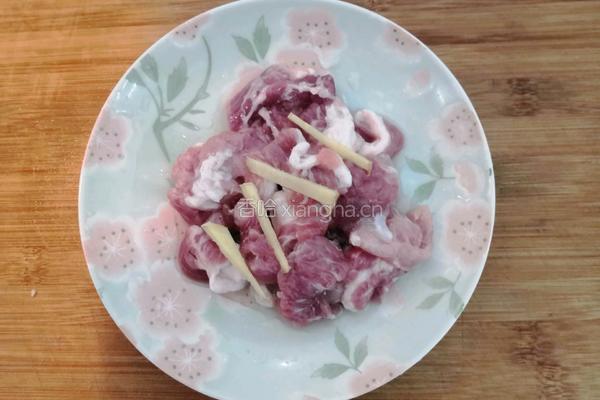 口蘑枸杞瘦肉汤的做法图解4