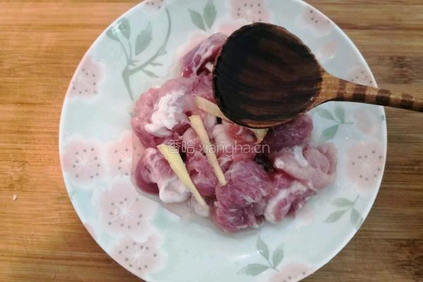 口蘑枸杞瘦肉汤的做法图解5
