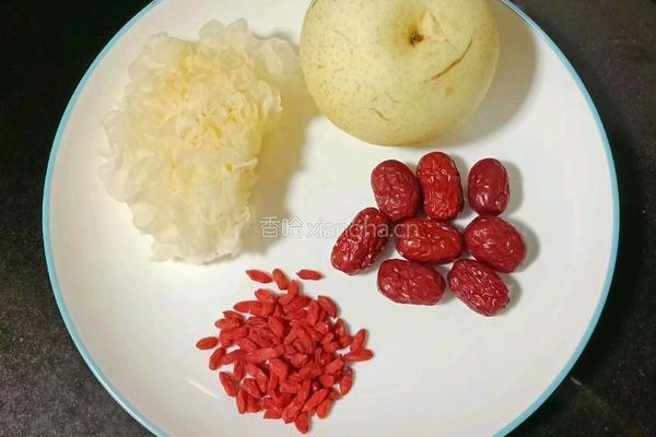 银耳雪梨红枣汤的做法图解1