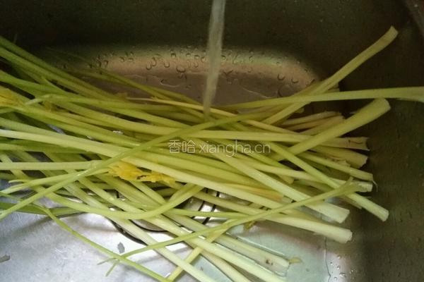 芹菜沙鱼汤的做法图解2