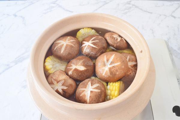 香菇玉米胡萝卜鸡汤的做法图解5