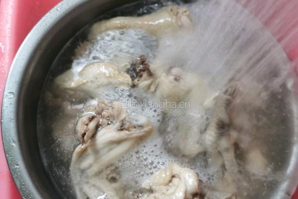黄芪当归土鸡汤的做法图解3