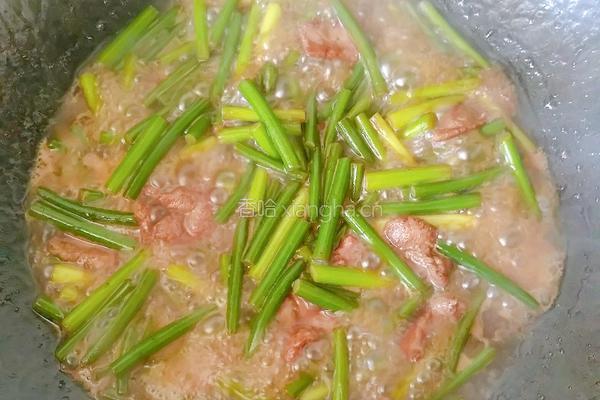 快手好吃的下饭菜蒜苔炒肉的做法图解4