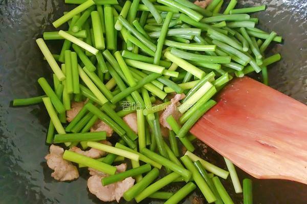 快手好吃的下饭菜蒜苔炒肉的做法图解3